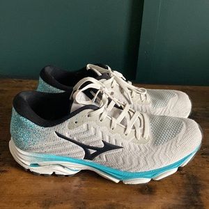 Mizuno wave runner